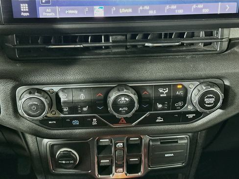 Used 2024 Jeep Wrangler Unlimited w/ Convenience Group AWD/4WD image 22