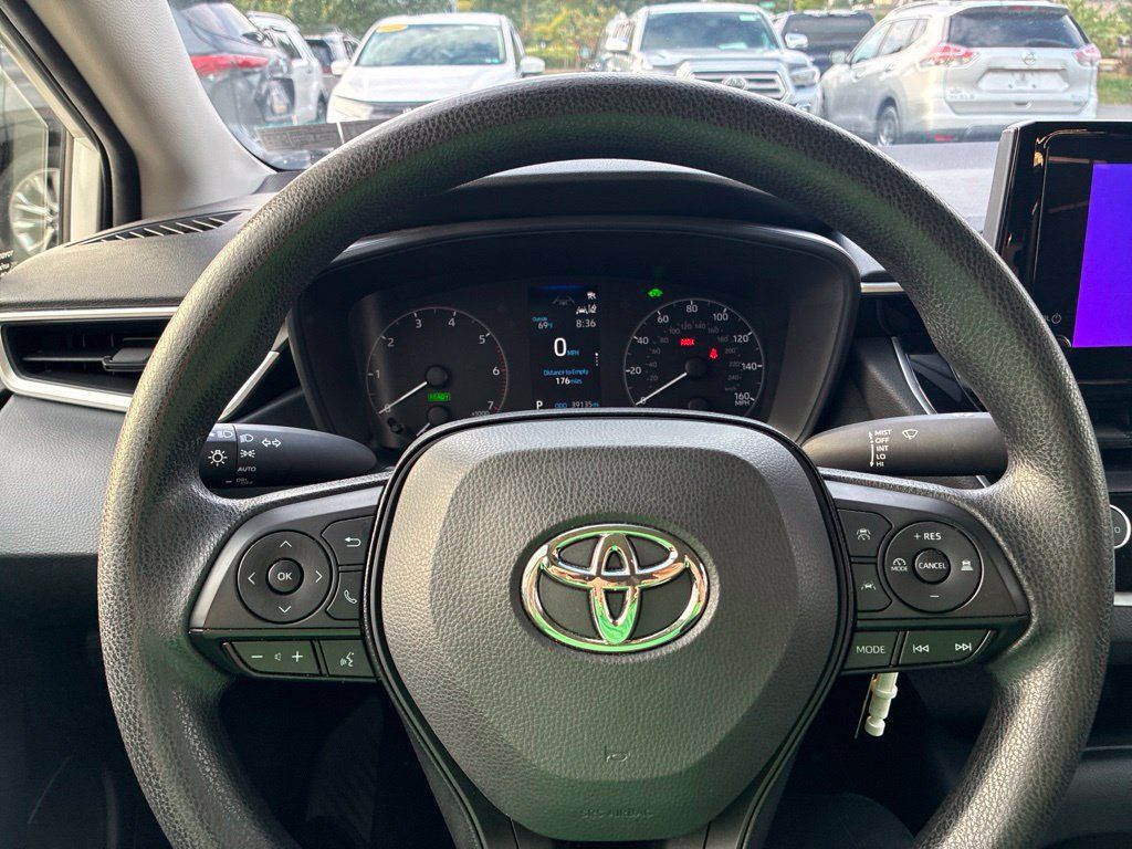 Used 2025 Toyota Corolla LE FWD image 28