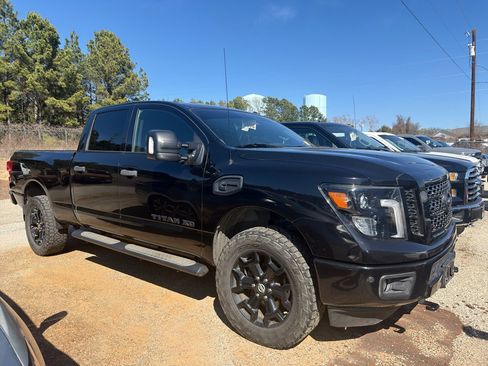 Used 2019 Nissan Titan SV w/ SV Convenience Package image 2