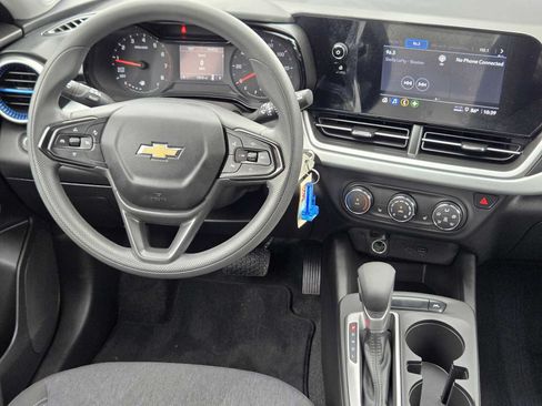 Used 2024 Chevrolet Trax LS w/ LS Convenience Package FWD image 25
