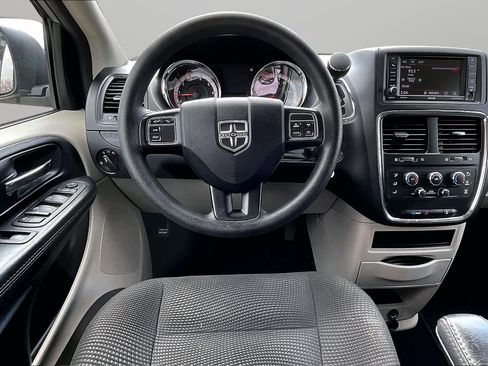 Used 2020 Dodge Grand Caravan SE w/ UConnect Hands-Free Group image 5
