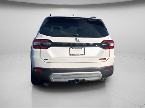 Used 2023 Honda Pilot TrailSport image 5