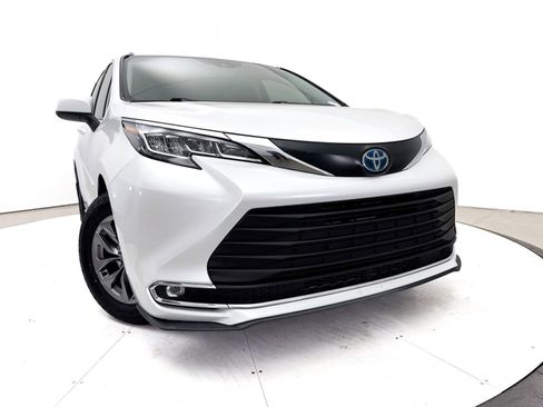 Used 2023 Toyota Sienna XLE w/ Protection Package (TMS) FWD image 6