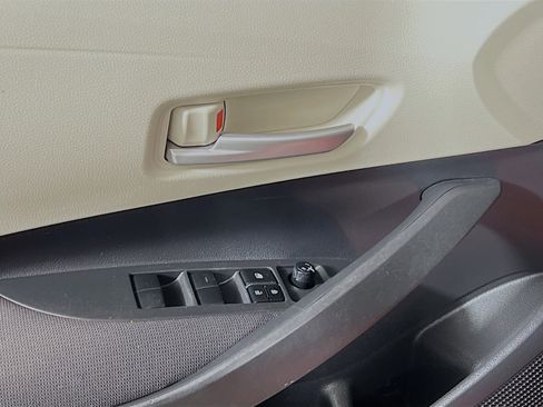 Used 2020 Toyota Corolla LE image 16