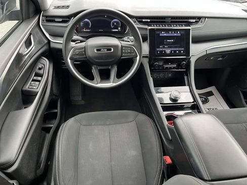 Used 2023 Jeep Grand Cherokee L Laredo image 9