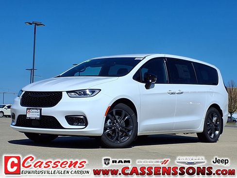 New 2026 Chrysler Pacifica Select FWD image 1