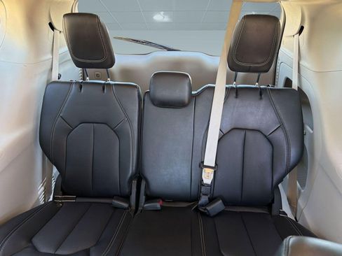 Certified 2024 Chrysler Pacifica Touring-L FWD image 30