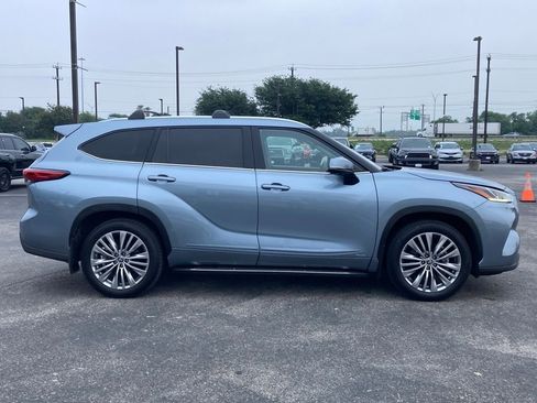 Used 2023 Toyota Highlander Platinum AWD/4WD image 4