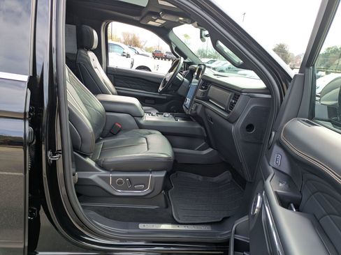 Certified 2024 Ford Expedition Platinum image 38