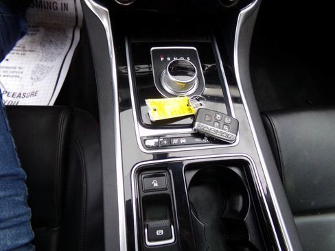 Used 2016 Jaguar XF Premium RWD image 20