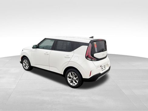 Used 2025 Kia Soul LX w/ LX Technology Package FWD image 4