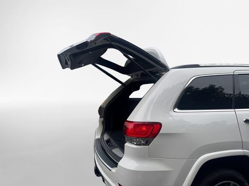 Used 2020 Jeep Grand Cherokee Overland AWD/4WD image 25