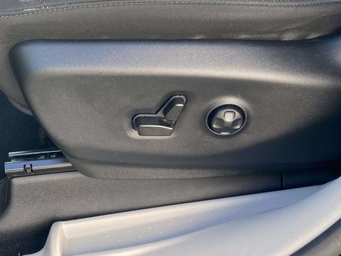 Used 2023 Chrysler Voyager LX FWD image 13