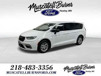 Used 2025 Chrysler Pacifica Select