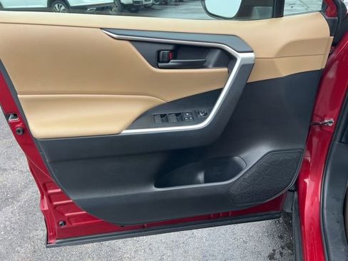 Used 2019 Toyota RAV4 LE w/ Carpet Mat Package image 23