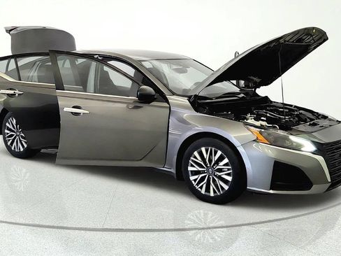 Used 2024 Nissan Altima 2.5 SV FWD image 7