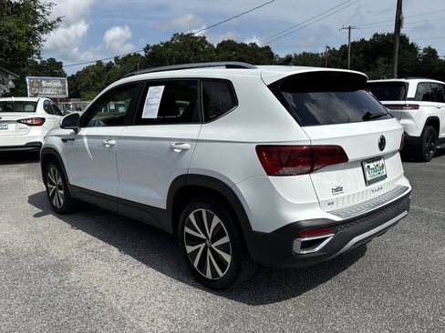 Used 2023 Volkswagen Taos SE FWD image 3