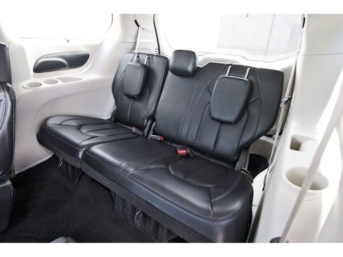 Used 2022 Chrysler Pacifica Touring-L image 13