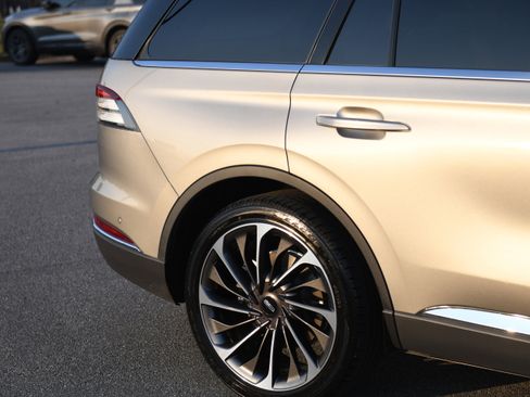 Used 2023 Lincoln Aviator Reserve w/ Equipment Group 201A image 4