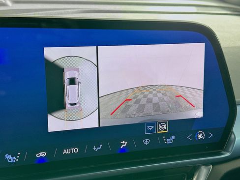 Used 2024 Chevrolet Equinox EV LT image 23