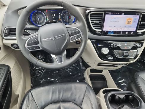 Used 2022 Chrysler Pacifica Touring-L FWD image 12