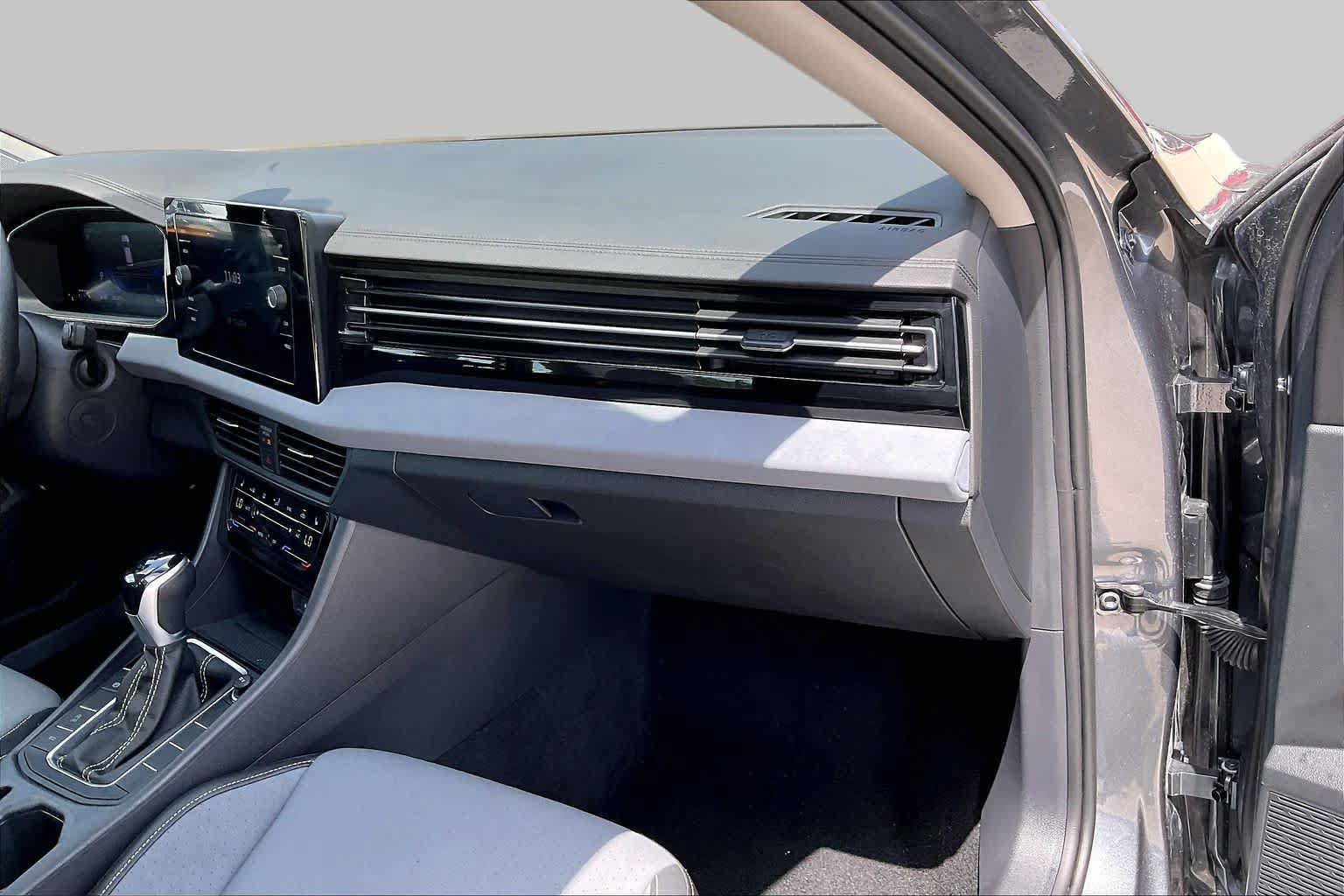 Used 2025 Volkswagen Jetta SE FWD image 19