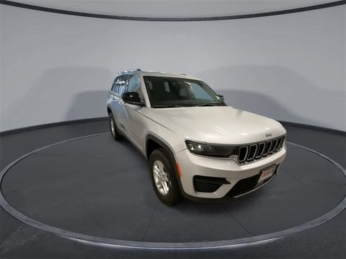 Used 2023 Jeep Grand Cherokee Laredo image 2
