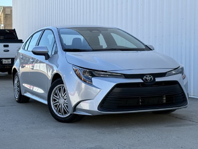 Used 2025 Toyota Corolla LE FWD image 2