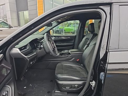 Used 2023 Jeep Grand Cherokee L Laredo image 9