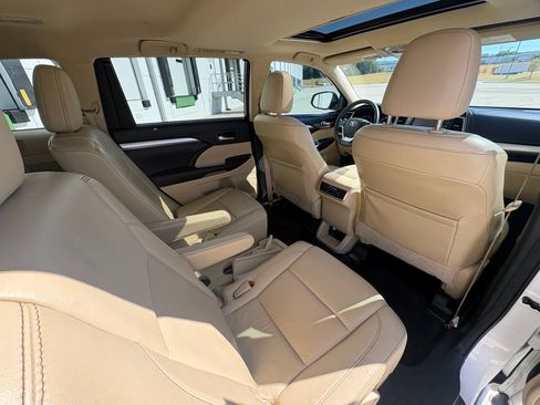 Used 2016 Toyota Highlander XLE FWD image 19