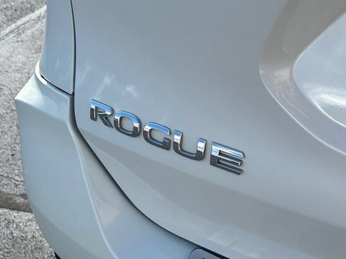 Used 2018 Nissan Rogue SV FWD image 33