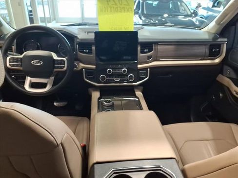 Used 2024 Ford Expedition Limited image 12