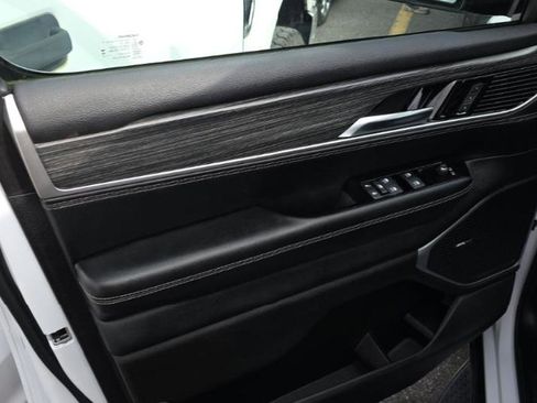 Used 2024 Jeep Wagoneer L Series II w/ Flexible Seating Group image 9