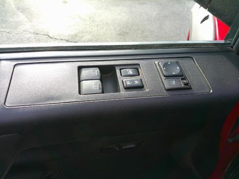 Used 2012 Nissan Titan SV w/ SV Value Truck Pkg image 8