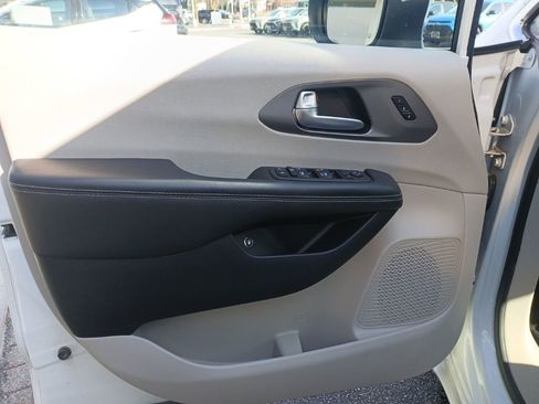 Used 2023 Chrysler Pacifica Touring-L image 12