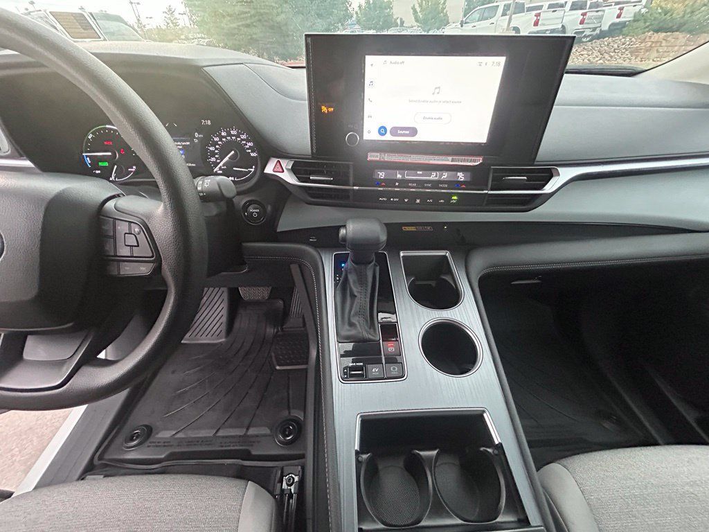 Used 2025 Toyota Sienna LE AWD/4WD image 18