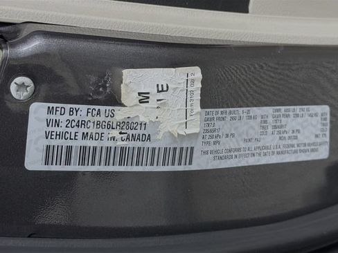 Used 2020 Chrysler Pacifica Touring-L FWD image 32