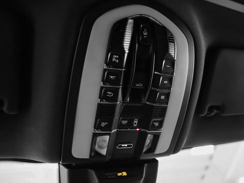 Certified 2023 Porsche Macan Turbo AWD/4WD image 40