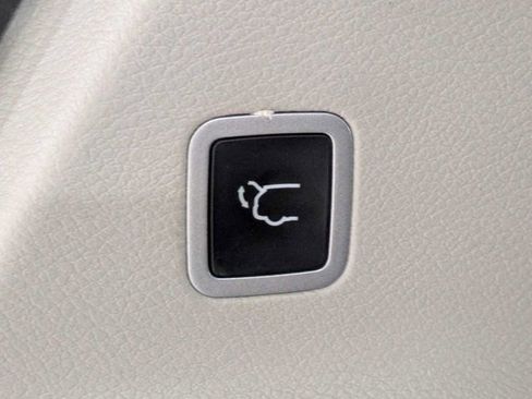 Used 2023 Chrysler Pacifica Touring-L FWD image 13