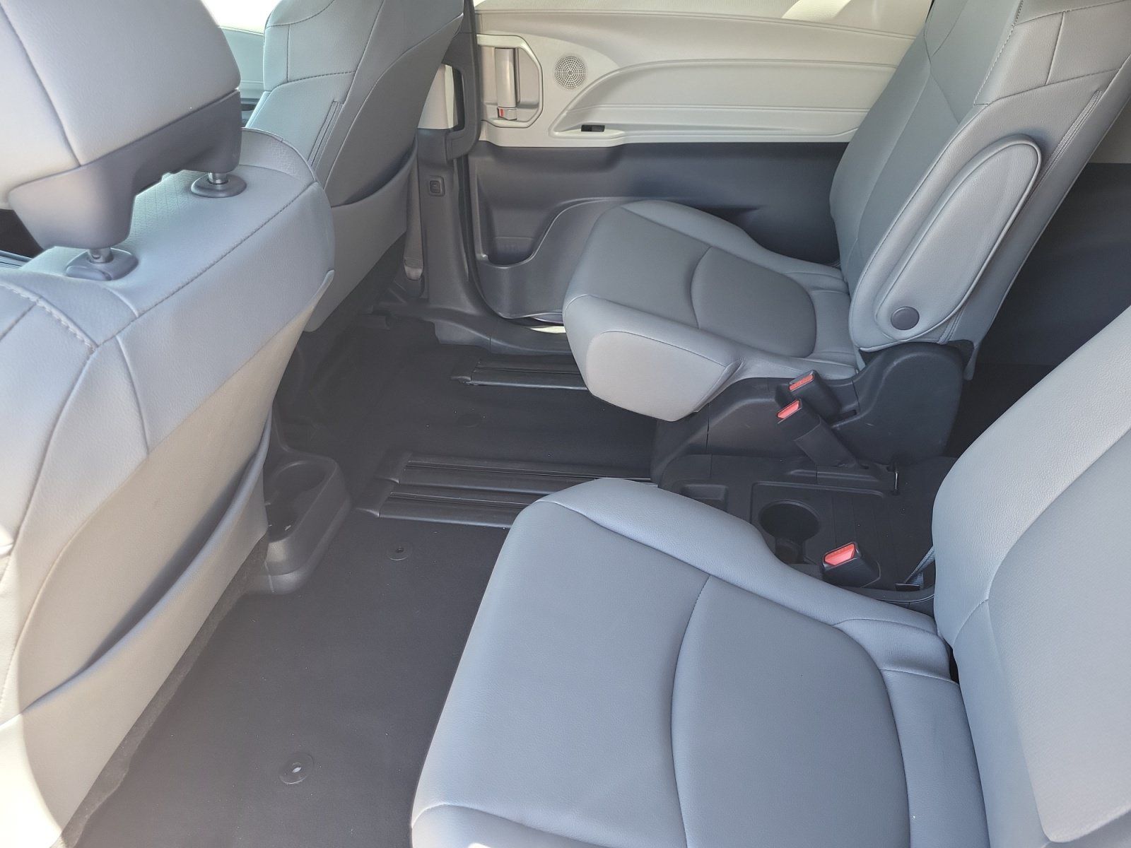 Certified 2023 Toyota Sienna XLE FWD image 26