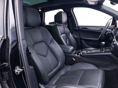 Used 2023 Porsche Macan AWD/4WD image 38