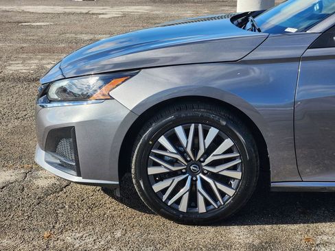 Used 2024 Nissan Altima 2.5 SV image 8