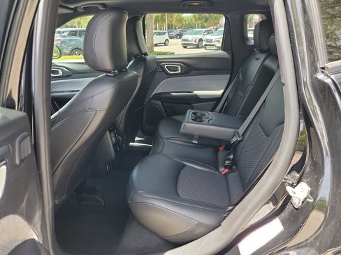 Used 2025 Jeep Compass Latitude w/ Sun & Sound Group AWD/4WD image 11