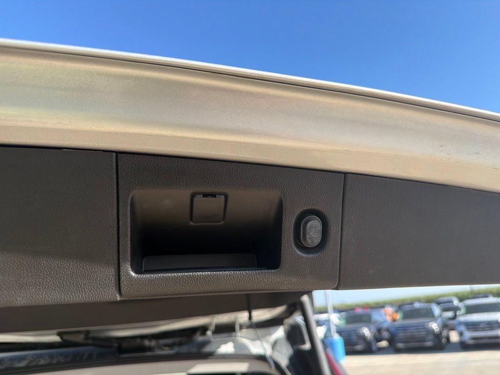 Used 2015 Cadillac Escalade Luxury RWD image 23
