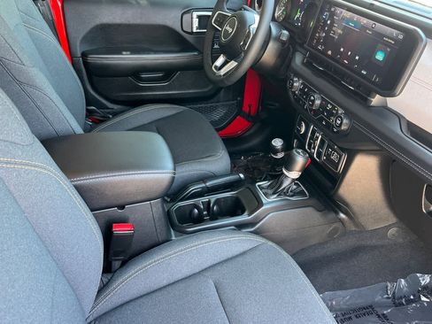 Used 2025 Jeep Wrangler Unlimited Sahara AWD/4WD image 18