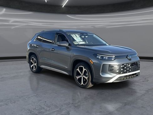 New 2026 Volkswagen Tiguan SE FWD image 2
