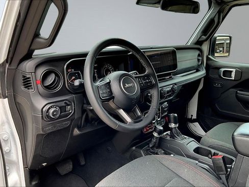 Used 2025 Jeep Wrangler Unlimited Rubicon AWD/4WD image 17