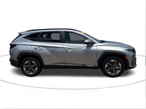 Used 2025 Hyundai Tucson SEL FWD image 2