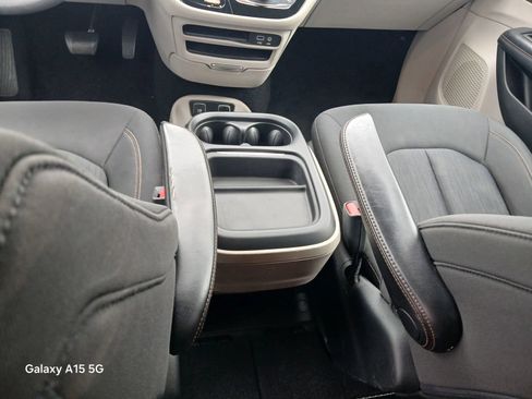 Used 2018 Chrysler Pacifica Touring Plus w/ Tire & Wheel Group FWD image 29
