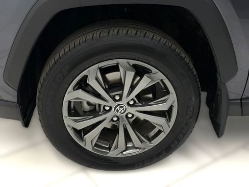 Used 2022 Toyota RAV4 XLE Premium image 9